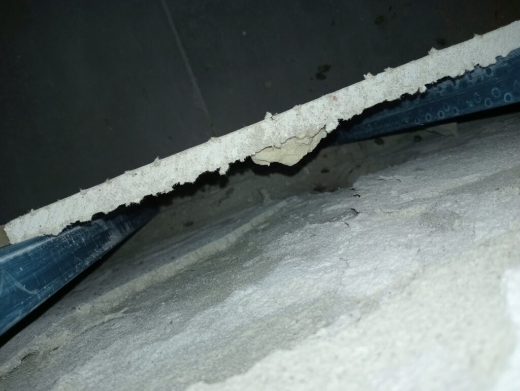 foto errato isolamento con cartongesso e spazio vuoto - DAKSI specialisti contro muffa umidità pareti fredde